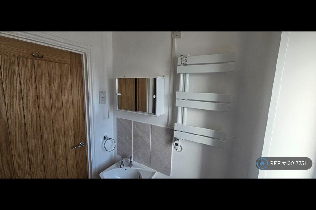 Apartment in Epsom and Ewell, Cuddington, Stoneleigh - View 4