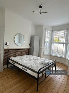 2 bedroom flat to rent, Wellmeadow Road, London, SE6