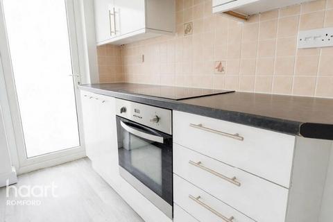 3 bedroom terraced house to rent, Willow Street, Romford
