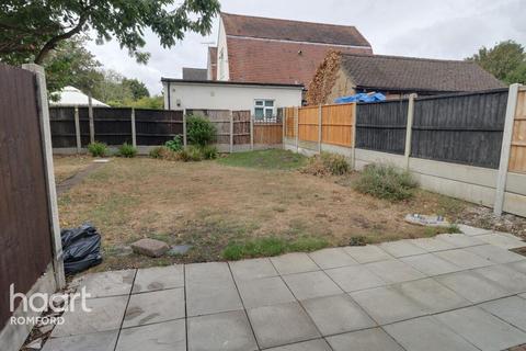 3 bedroom terraced house to rent, Willow Street, Romford