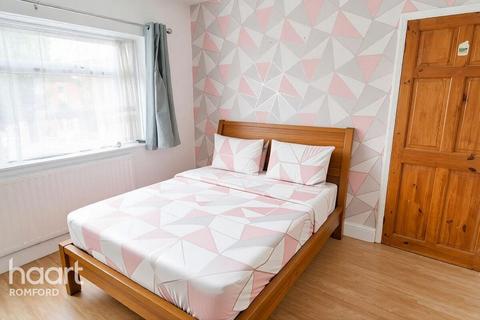 3 bedroom terraced house to rent, Willow Street, Romford