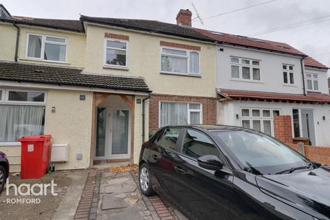 3 bedroom terraced house to rent, Willow Street, Romford