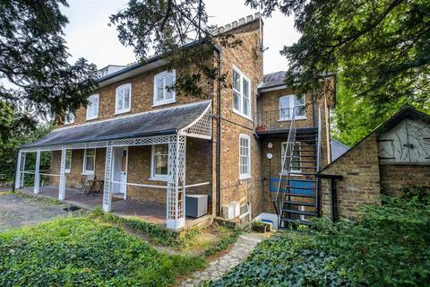 4 bedroom apartment to rent, Harlington Road, Uxbridge UB8