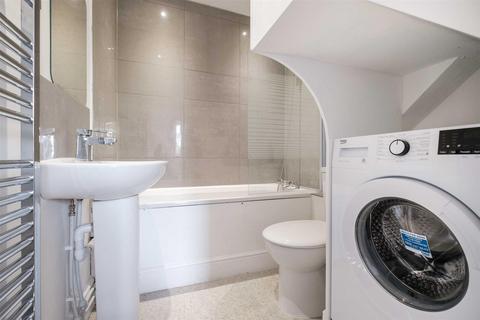 4 bedroom apartment to rent, Harlington Road, Uxbridge UB8