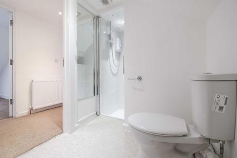 4 bedroom apartment to rent, Harlington Road, Uxbridge UB8