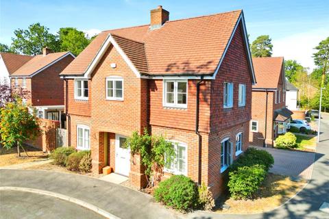 3 bedroom detached house for sale, Dove Close, Berkshire RG45