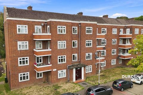 3 bedroom apartment for sale, Bradwell Close, London E18