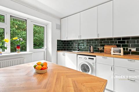 3 bedroom apartment for sale, Bradwell Close, London E18
