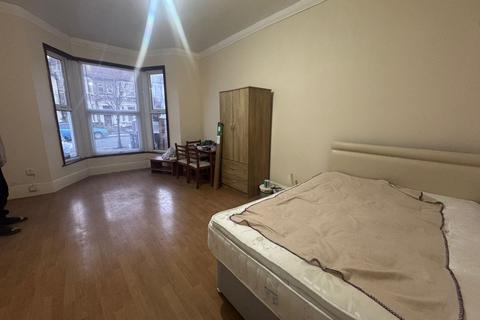 Studio to rent, Selborne Road, Ilford, IG1