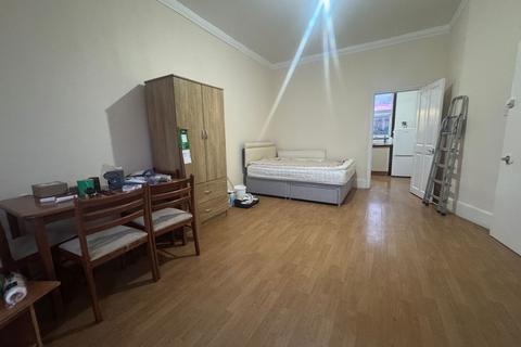Studio to rent, Selborne Road, Ilford, IG1