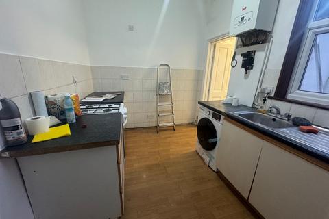 Studio to rent, Selborne Road, Ilford, IG1