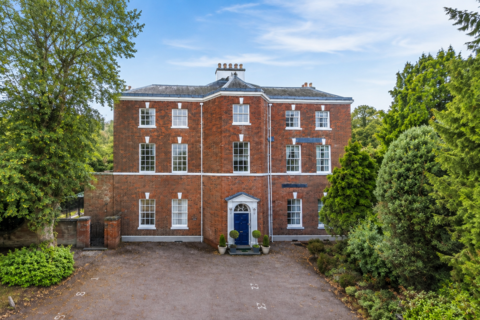 2 bedroom flat for sale, Selwyn House, The Close, Lichfield, WS13 7LD - City Centre & No Upward Chain