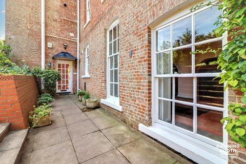 2 bedroom flat for sale, Selwyn House, The Close, Lichfield, WS13 7LD - City Centre & No Upward Chain