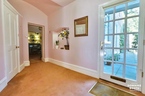 2 bedroom flat for sale, Selwyn House, The Close, Lichfield, WS13 7LD - City Centre & No Upward Chain