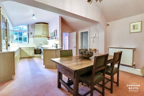 2 bedroom flat for sale, Selwyn House, The Close, Lichfield, WS13 7LD - City Centre & No Upward Chain