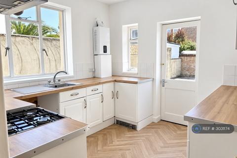 4 bedroom terraced house to rent, Edmund Road, Southsea, PO4