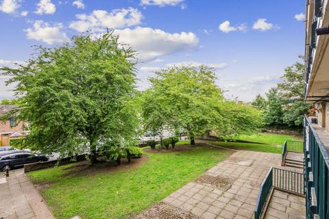 1 bedroom flat for sale, Gibbon Road, London SE15