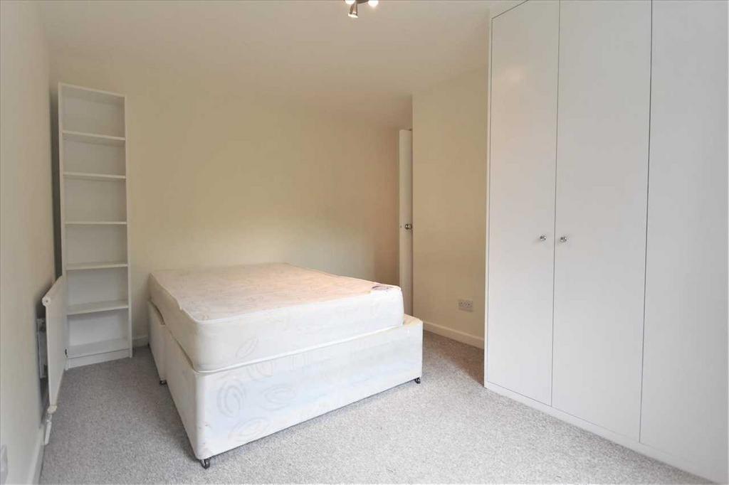 Apartment in Chiswick - View 3