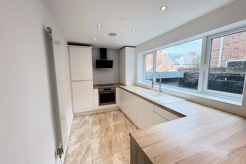 3 bedroom terraced house to rent, Violet Street, South Hylton, SR4