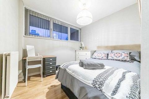 4 bedroom flat to rent, Buckland Court, St John's Estate