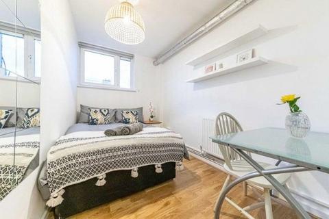 4 bedroom flat to rent, Buckland Court, St John's Estate