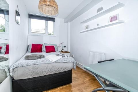 4 bedroom flat to rent, Buckland Court, St John's Estate