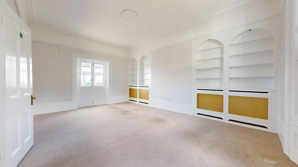 House in Gravesend - More