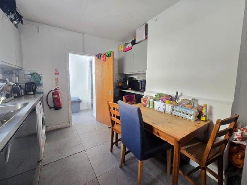 House in London - View 5