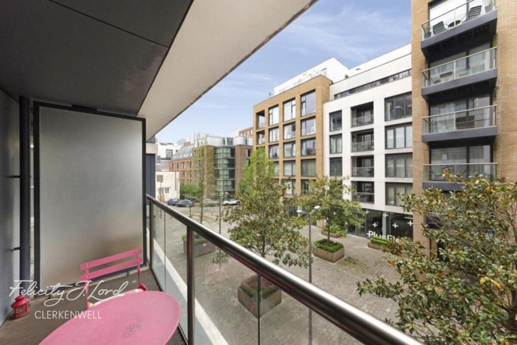 Apartment in LONDON - View 5
