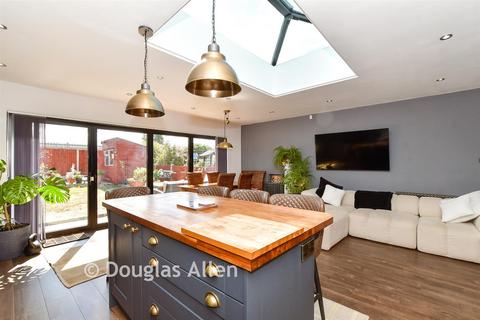 3 bedroom end of terrace house for sale, Cricklade Avenue, Romford RM3