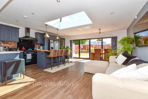 Cricklade Avenue, Romford RM3