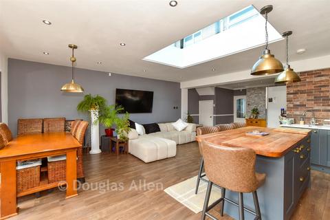 3 bedroom end of terrace house for sale, Cricklade Avenue, Romford RM3