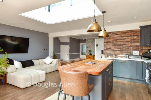 3 bedroom end of terrace house for sale, Cricklade Avenue, Romford RM3