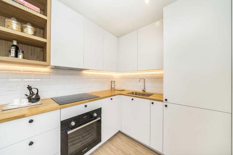 Studio to rent, Albion Street, London SE16