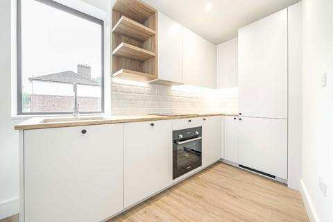 Studio to rent, Albion Street, London SE16