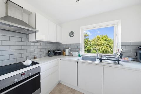 2 bedroom flat for sale, Rosetrees, Guildford