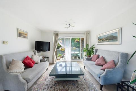 2 bedroom flat for sale, Rosetrees, Guildford