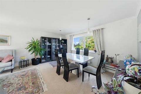 2 bedroom flat for sale, Rosetrees, Guildford