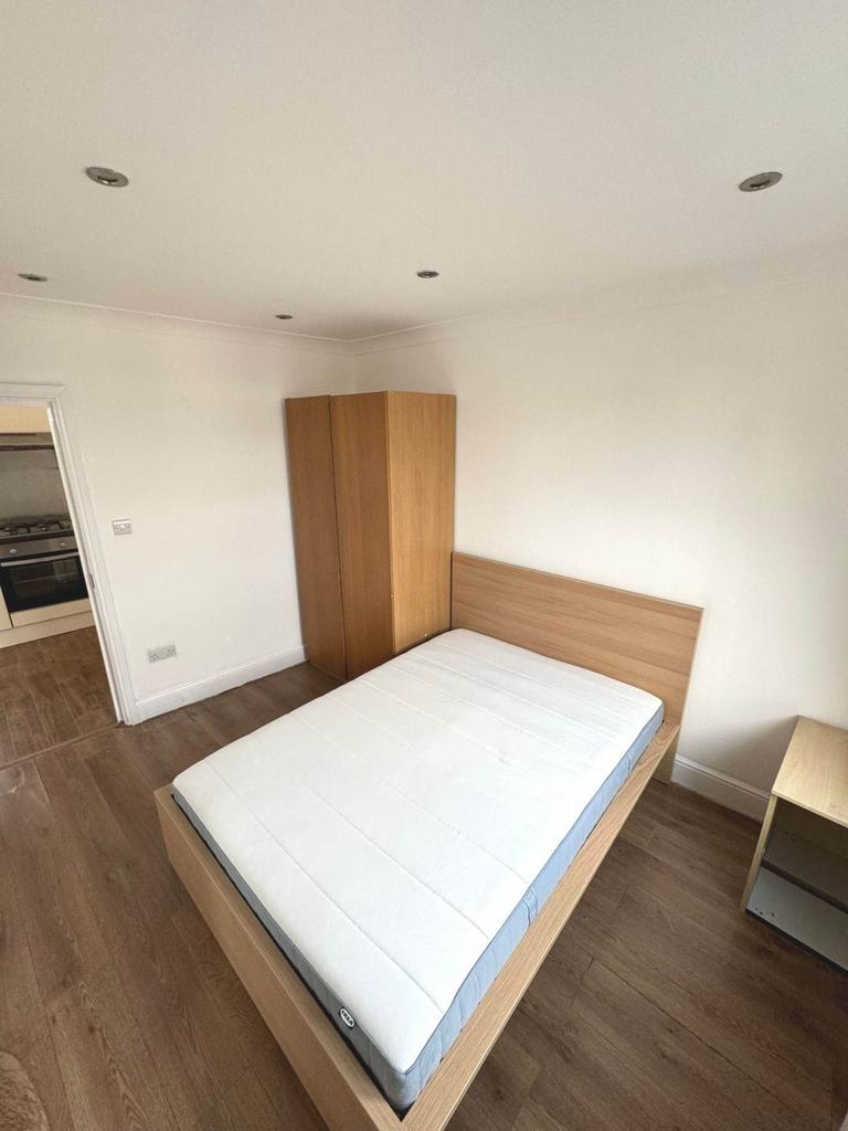 Apartment in Southall - View 3
