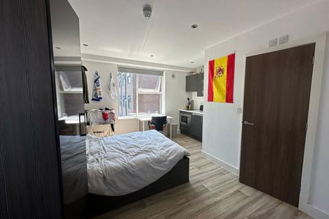Studio to rent, Andromeda House