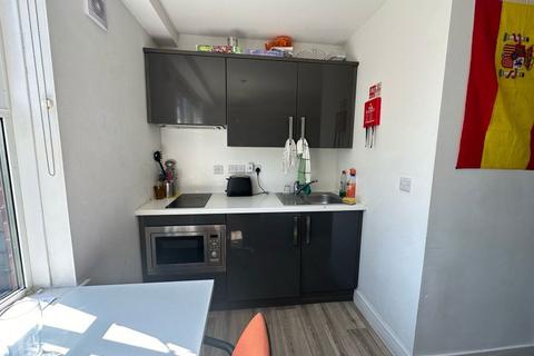 Studio to rent, Andromeda House