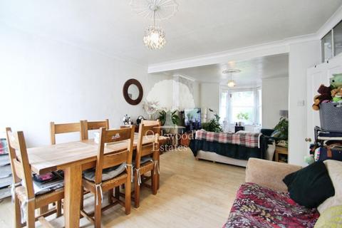 3 bedroom semi-detached house to rent, Colham Avenue, Yiewsley UB7