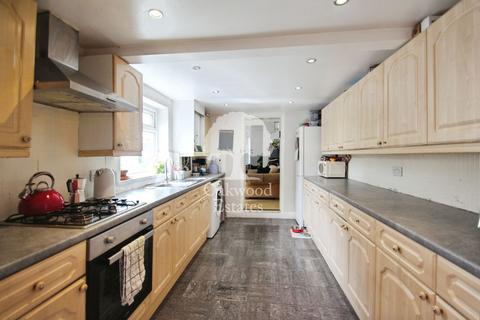 3 bedroom semi-detached house to rent, Colham Avenue, Yiewsley UB7