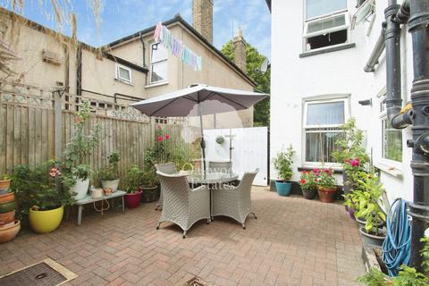 3 bedroom semi-detached house to rent, Colham Avenue, Yiewsley UB7
