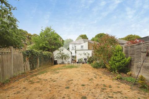 3 bedroom semi-detached house to rent, Colham Avenue, Yiewsley UB7