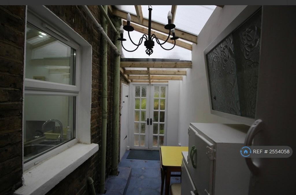 House in London, East Ham - More