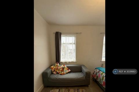 1 bedroom in a house share to rent, Adelaide Rd, Southall, UB2