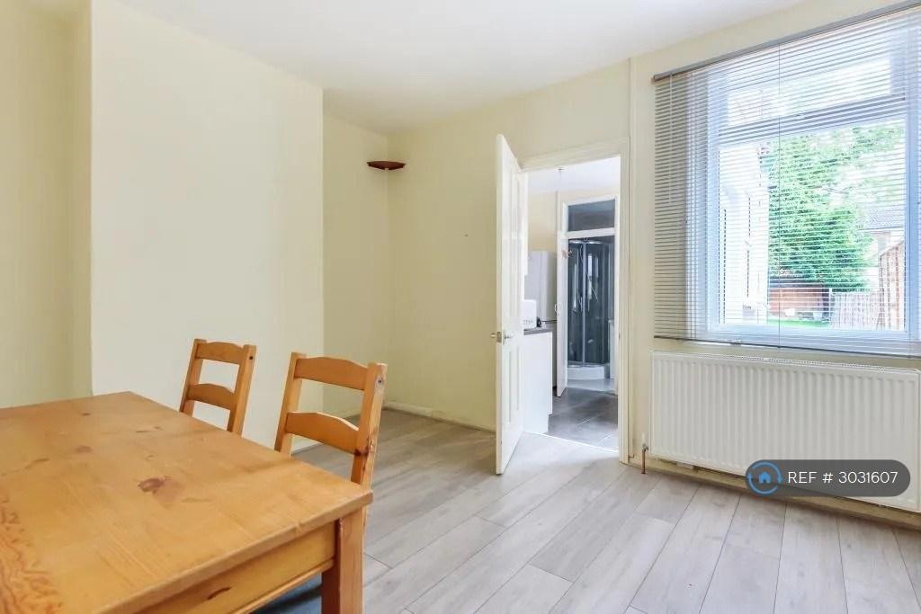 Apartment in Caversham, Reading - View 4