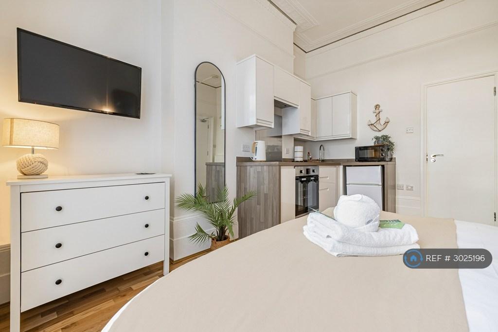 Apartment in Hove, Brunswick - View 2