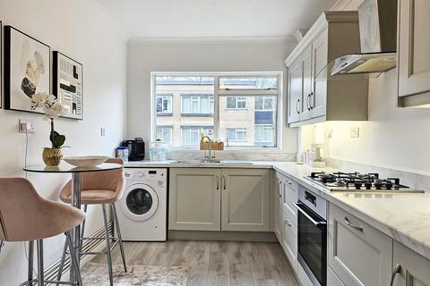2 bedroom flat for sale, Long Oaks Court, Sketty, SA2